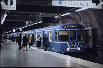 Ett blått tunnelbanetåg har stannat till vid perrongen på Fridhemsplans tunnelbanestation år 1977