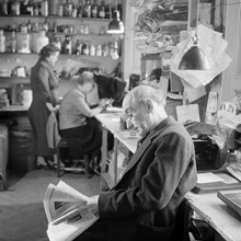 Fotograf Julius Grape läser tidningen