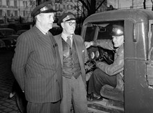 Tre män i Stadsbudskontorets mössor i samband med kontorets 90-års jubileum