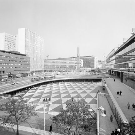 Från Drottninggatan 39 österut mot Sergels Torg. Kulturhuset t.h
