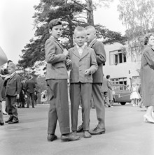 Skolavslutning. Pojkar i kostym på skolgård vid Enskedefältets skola