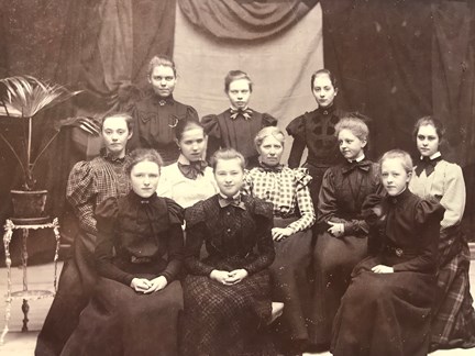 Foto på Ellen Kruse och hennes elever 1897-1898