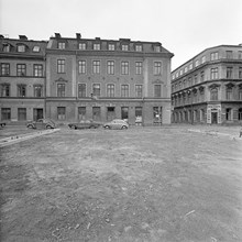 Klara Södra Kyrkogata 12, fasad mot väster. T.h. Herkulesgatan österut. I förgrunden rivna kv. Fyrfotan Större