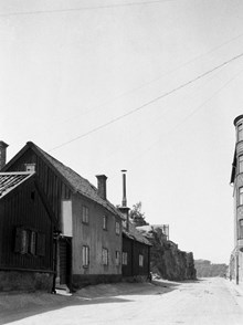 Maria Högbergsgata 55-57 västerut. Nuvarande Högbergsgatan 89-91. Dåvarande kv. Bergsgruvan Större, nu kv. Postbonden och kv. Fyrspannet