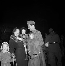 Bromma flygplats. 48 Röda korset-arbetare välkomnas hem, efter sex månaders tjänstgöring i Korea, där väpnad konflikt pågår. Major Gunnar Nyby möts av sin fru Karin och barnen Viveta och Magnus