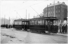 Trafikbild från Slussen med spårvagnar från början av 1900-talet