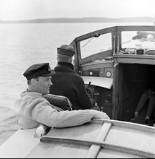 Gunnar och Bengt Eckerrot ombord på motorbåt