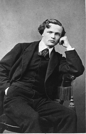 Svartvitt ateljéfotografi på August Strindberg nitton år gammal, under hans studietid vid  Uppsala universitet