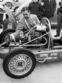 Flatenloppet. En man mekar med motorn i en Cooper-Norton 500 cc 1953