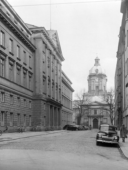 Wallingatan österut från Drottninggatan mot Adolf Fredriks kyrka. F.d. Westmanska palatset t.v