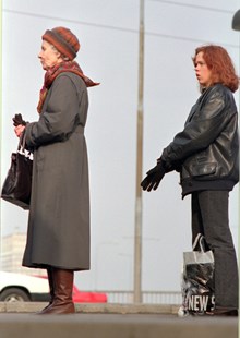 Två kvinnor i busskö vid Gullmarsplan