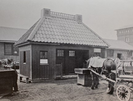 Svartvitt fotografi på åkarestation vid Norra Bantorget 1913
