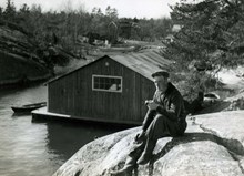 Finnhamn: Arrendator K. G. Ljungberg utanför båthuset i maj 1945