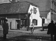Glasmästeri i hörnet av Luntmakargatan 54 (nuv. 80) och Rehnsgatan 12 (nuv. 20). Huset revs på 1950-talet