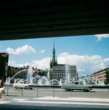 Vy från kv. Hästskon mot fontänen vid Sergels Torg. I fonden Klara Kyrka