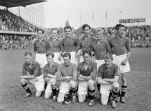 Grupporträtt av det så kallade "Pressens lag" som mötte fotbollslandslaget i maj 1950 på Råsunda