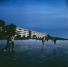 Skridskoåkare på Lambarfjärden vid Hässelby Strand