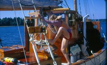 Barnens ö: Flicka klättrar i segelbåt