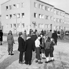 Folksamling utanför bostadshus vid Eriksdalsgatan - Vetegatan som skadats efter den sovjetiska bombfällningen över Eriksdalsområdet 1944.