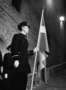 Hantverkargatan 1, Stadshuset. Stockholmspolisens 100 årsjubileum i Blå hallen. En polis i uniform står vid trappan