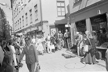 Reportage kring Kungabröllopet den 19 juni 1976. Folkliv vid korsningen Tyska Brinken - Västerlånggatan
