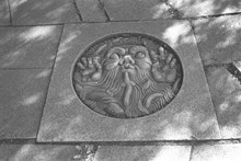 Stadshusträdgården, Näcken, relief i stenplatta av Tore Strindberg