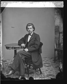 Fotograf Wilhelm Lundberg i sin ateljé.