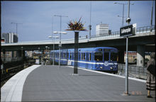 Tunnelbanetåg vid Gullmarsplans tunnelbanestation sommaren 1995