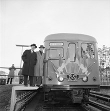 Borgarråden Helge Berglund och Erik Huss vid invigning av tunnelbanan vid Bagarmossen