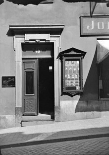 Porten till fastigheten vid Götgatan 3. Till höger om porten syns ett skyltskåp med bilder tagna av fotograf Mimmi Gustafssons som har sin fotografi ateljé i huset.