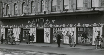 MEA-husets fasad dekorerat med Mors blomma 1941