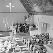 Körsång i kyrkolokal för sittande församling. Triangelkyrkan i Enskede