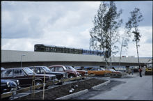 Tunnelbanetåg med blå och gröna vagnar vid Kista år 1977