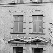 Herkulesgatan 18 (hörnet vid Drottninggatan). Detaljer på södra gaveln. Fönsteraxlarna, vån 1 o 2 tr