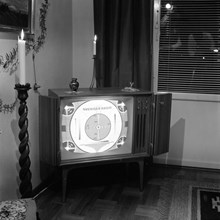 TV som visar testbild, interiör av vardagsrum. Hemma hos fotografens syster, Ingrid Risberg