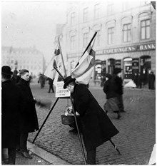 Frälsningsarméns julinsamling vid Slussplan. Ur Gerh. Magnussons album 1901-1921