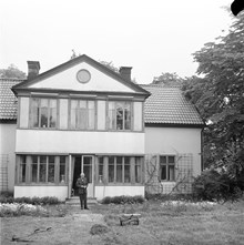 Ålstens Gård. Axel Gauffin, Överintendent på Nationalmuseum, står framför sitt hem