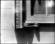 Detalj av skulpterat fönsterfoder på Wallenbergska huset, Barclayska huset, på Kungsträdgårdsgatan 14