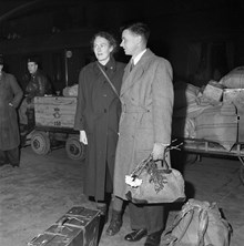 Bromma flygplats. Nobelpristagare i kemi (år 1952), Richard Millington Synge med sin maka