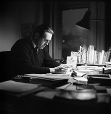 Förlagsredaktör Sven Granath vid sitt skrivbord på Bonniers förlag, Sveavägen 56