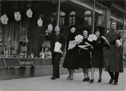 Ungdomar säljer Mors blomma utanför affären Ikora på Norrmalmstorg 1941