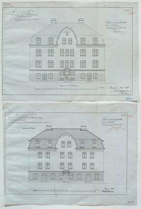 Fotot visar två ritningsark, båda ritningarna är utförda i tusch på transparent gråblå väv och visar fasad mot Söder. Den övre ritningen är utförd 1908 och den undre 1909. Skillnader syns bland annat i antalet fönster och hur fönstren är utformade.