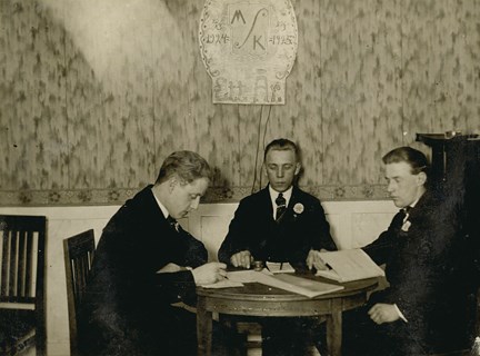 Första bilden i bildspelet från Mälarhöjdens IK´s verksamhet visar styrelsen 1924-1925.