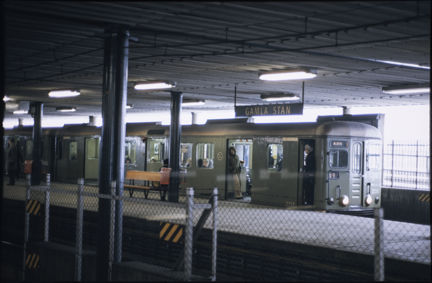 Tunnelbanetåget har stannat till vid Gamla stans tunnelbanestation