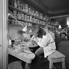 Keramiker Grete Möller, 1955. Inför utställningen Söder i konsten