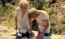Barnens ö: Två pojkar förbereder lite mat