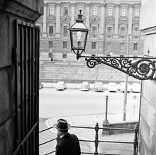 Vägglykta i trappan mellan Högvaktsterrassen och Mynttorget. I bakgrunden Riksdagshuset