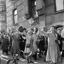 Fredsdagen den 7:e maj 1945. 

Människor på gatan viftar med svenska och norska flaggor.
