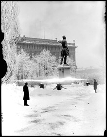 Johan P. Molins staty av Karl XII i Kungsträdgården vintertid. I bakgrunden Palmeska huset