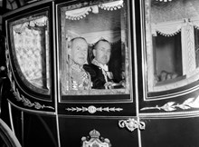 Danmarks ambassadör Knud Aage Monrad-Hansen i sjuglasvagnen på väg till Kungliga slottet